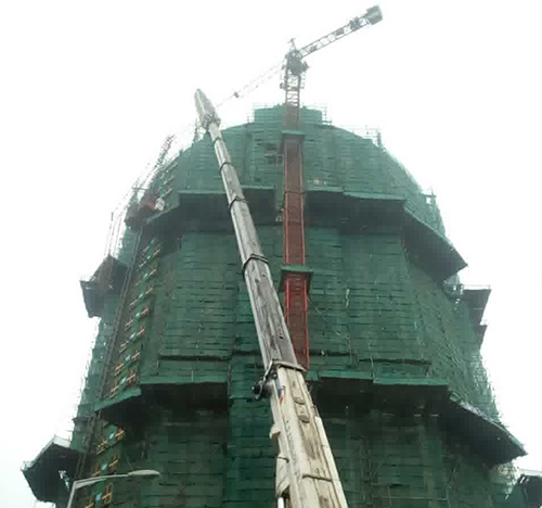 大足吊车在工地上作业
